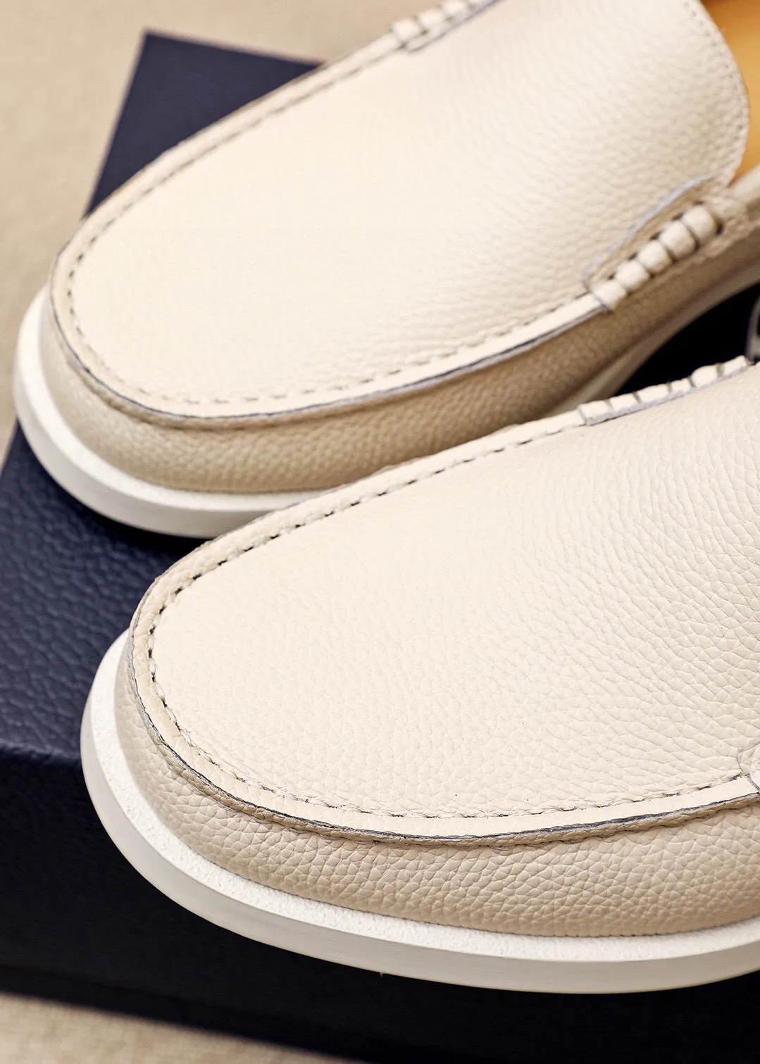 Men's shoes 💰460 💐 Product trademark: Dior "Dior" casual leather shoes Regular size: 38-44 (45.46.47🉑️customized) Product materials: Selected first-layer lychee calfskin upper imported from Italy, imported water-dyed 🐂 cowhide lining. Strong three-dimensional visual effect, rubber outsole Color: 3⃣️colors available